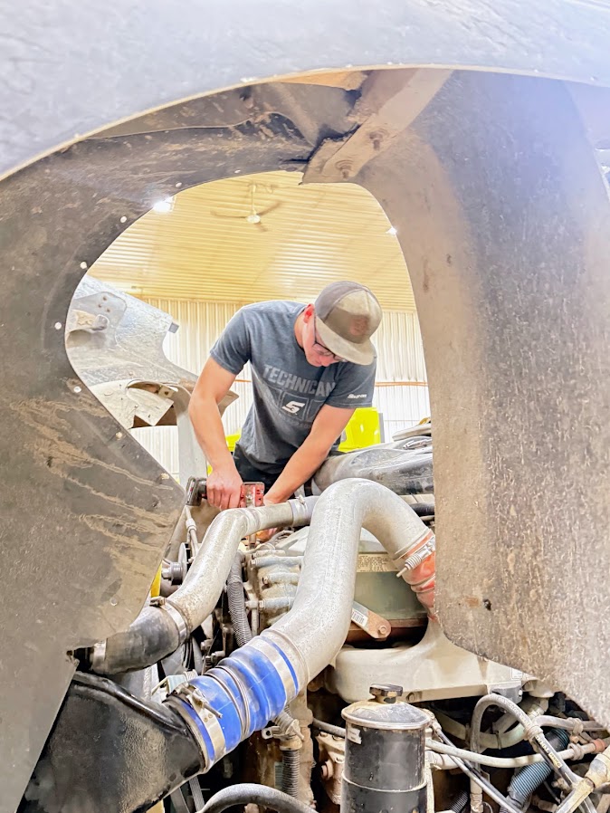 Heavy duty truck technician TR-S Truck Shop Carman